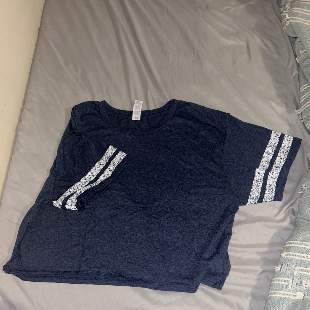 Navy blue heather cropped athletic shirt